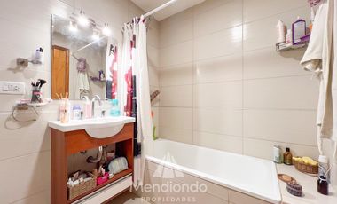 Depto 2 amb al frente con Balcón   Cochera muy amplia y baulera Zona Aldrey