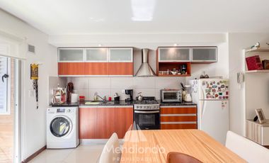 Depto 2 amb al frente con Balcón   Cochera muy amplia y baulera Zona Aldrey