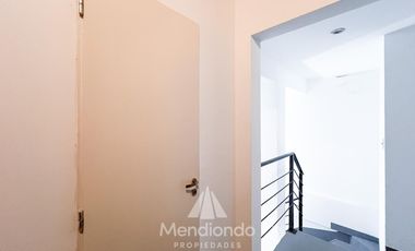 Depto 2 amb al frente con Balcón   Cochera muy amplia y baulera Zona Aldrey