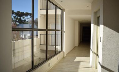 2 ambientes a pasos de Pza Brown.