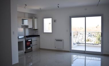 2 ambientes a pasos de Pza Brown.