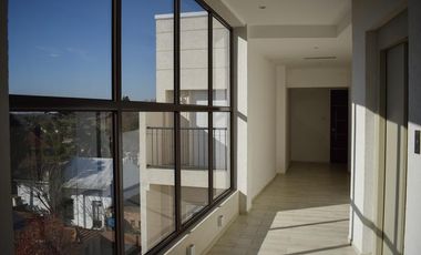 2 ambientes a pasos de Pza Brown.