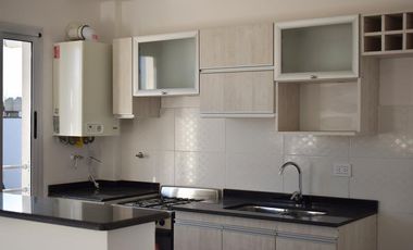 2 ambientes a pasos de Pza Brown.