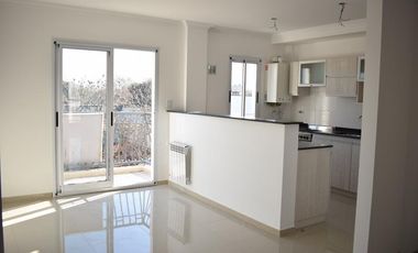 2 ambientes a pasos de Pza Brown.