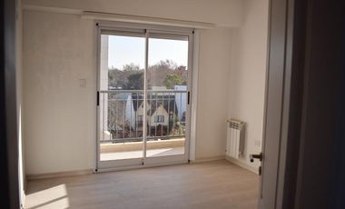 2 ambientes a pasos de Pza Brown.