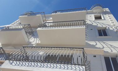 2 ambientes a pasos de Pza Brown.