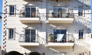 2 ambientes a pasos de Pza Brown.