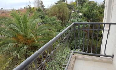 2 ambientes a pasos de Pza Brown.