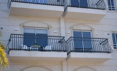 2 ambientes a pasos de Pza Brown.