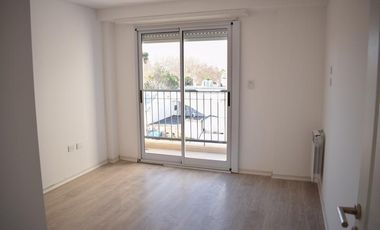 2 ambientes a pasos de Pza Brown.