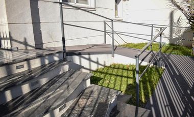 2 ambientes a pasos de Pza Brown.