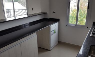 2 ambientes a pasos de Pza Brown.