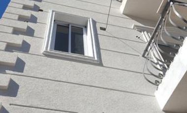 2 ambientes a pasos de Pza Brown.