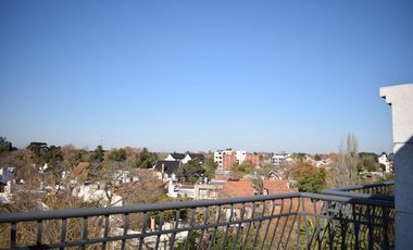 2 ambientes a pasos de Pza Brown.