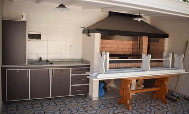 2 ambientes a pasos de Pza Brown.