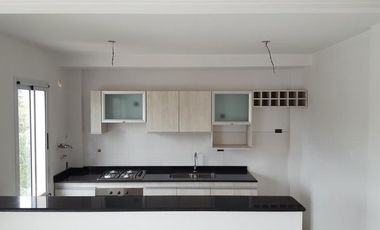 2 ambientes a pasos de Pza Brown.