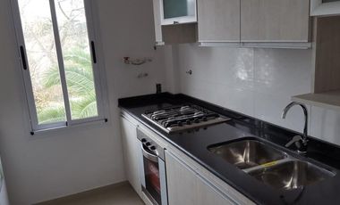 2 ambientes a pasos de Pza Brown.