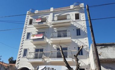 2 ambientes a pasos de Pza Brown.