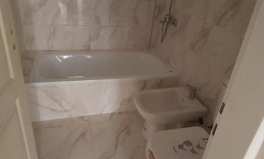 2 ambientes a pasos de Pza Brown.