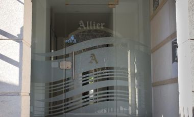 2 ambientes a pasos de Pza Brown.