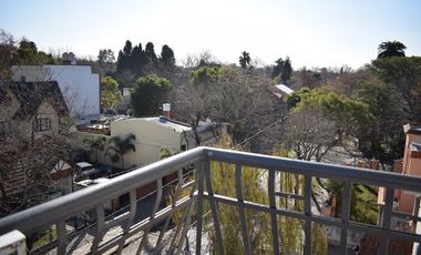 2 ambientes a pasos de Pza Brown.