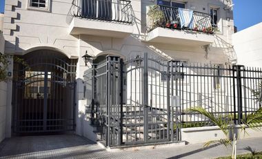 2 ambientes a pasos de Pza Brown.