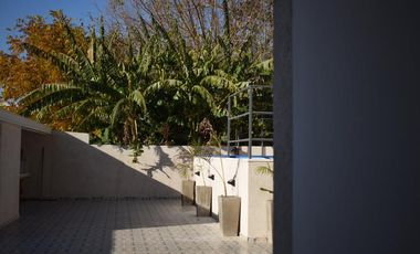 2 ambientes a pasos de Pza Brown.