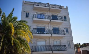 2 ambientes a pasos de Pza Brown.