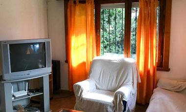 ALQUILER POR TEMPORADA - Chalet 3 ambientes, 5 plazas. Amplio parque y quincho.