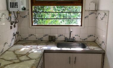 ALQUILER POR TEMPORADA - Chalet 3 ambientes, 5 plazas. Amplio parque y quincho.