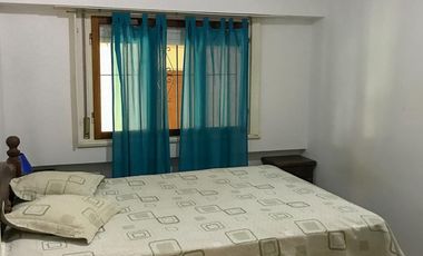 ALQUILER POR TEMPORADA - Chalet 3 ambientes, 5 plazas. Amplio parque y quincho.