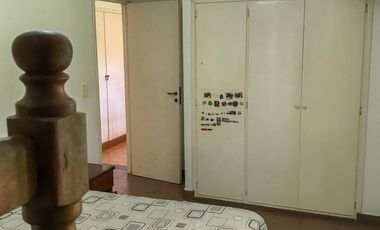 ALQUILER POR TEMPORADA - Chalet 3 ambientes, 5 plazas. Amplio parque y quincho.