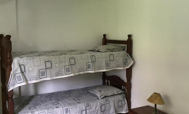 ALQUILER POR TEMPORADA - Chalet 3 ambientes, 5 plazas. Amplio parque y quincho.