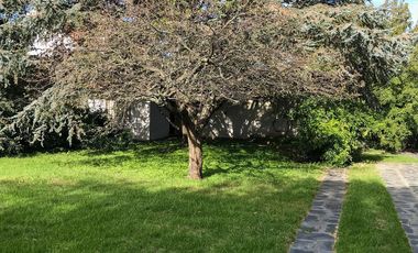 ALQUILER POR TEMPORADA - Chalet 3 ambientes, 5 plazas. Amplio parque y quincho.