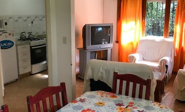 ALQUILER POR TEMPORADA - Chalet 3 ambientes, 5 plazas. Amplio parque y quincho.