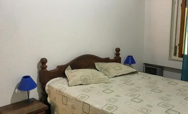 ALQUILER POR TEMPORADA - Chalet 3 ambientes, 5 plazas. Amplio parque y quincho.