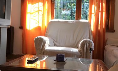 ALQUILER POR TEMPORADA - Chalet 3 ambientes, 5 plazas. Amplio parque y quincho.