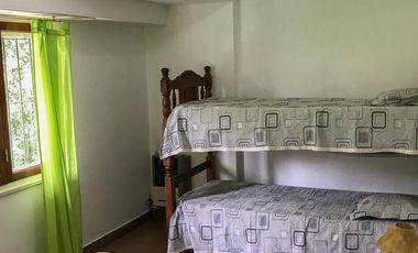 ALQUILER POR TEMPORADA - Chalet 3 ambientes, 5 plazas. Amplio parque y quincho.
