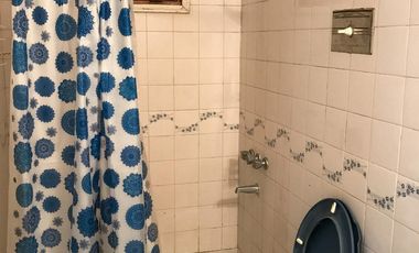 ALQUILER POR TEMPORADA - Chalet 3 ambientes, 5 plazas. Amplio parque y quincho.