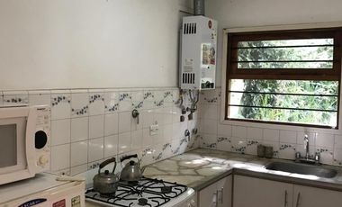 ALQUILER POR TEMPORADA - Chalet 3 ambientes, 5 plazas. Amplio parque y quincho.