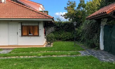 ALQUILER POR TEMPORADA - Chalet 3 ambientes, 5 plazas. Amplio parque y quincho.