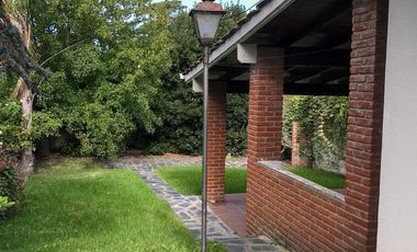 ALQUILER POR TEMPORADA - Chalet 3 ambientes, 5 plazas. Amplio parque y quincho.