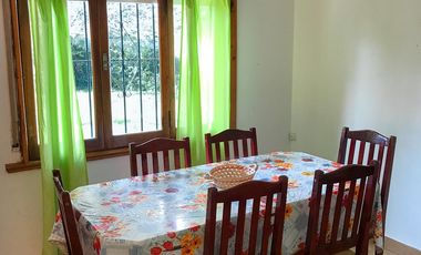 ALQUILER POR TEMPORADA - Chalet 3 ambientes, 5 plazas. Amplio parque y quincho.