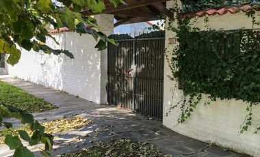 ALQUILER POR TEMPORADA - Chalet 3 ambientes, 5 plazas. Amplio parque y quincho.