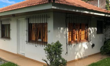 ALQUILER POR TEMPORADA - Chalet 3 ambientes, 5 plazas. Amplio parque y quincho.