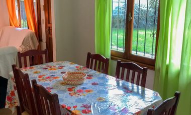 ALQUILER POR TEMPORADA - Chalet 3 ambientes, 5 plazas. Amplio parque y quincho.