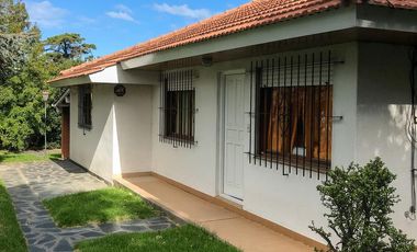 ALQUILER POR TEMPORADA - Chalet 3 ambientes, 5 plazas. Amplio parque y quincho.