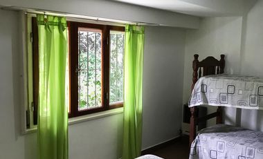 ALQUILER POR TEMPORADA - Chalet 3 ambientes, 5 plazas. Amplio parque y quincho.