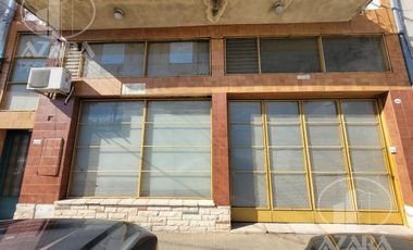 Local industrial con vivienda a metros de Mitre y Pelliza