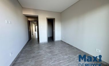 Departamento 2 ambientes con cochera y patio